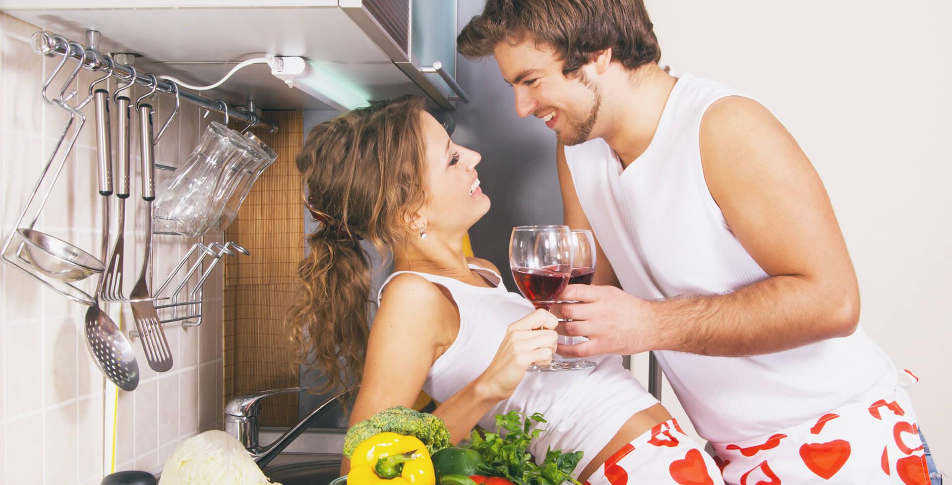 Мужчина и женщина на кухне